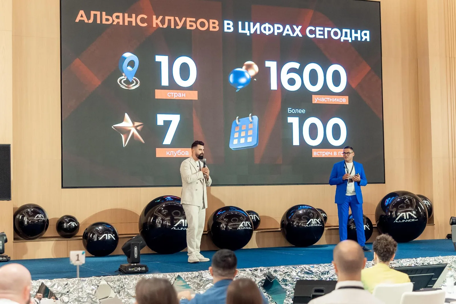 Фотография с неразборчивым текстом, используемая как иллюстрация для закрытого бизнес‑клуба для предпринимателей